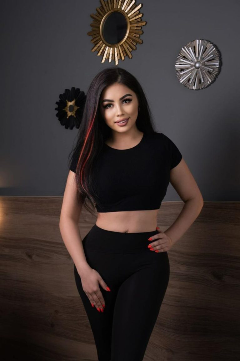 Проститутка Энджи - грудь 2, рост 163 см, вес 67 кг, цвет волос Брюнетки, национальность Славянки