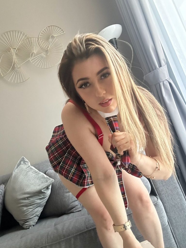 Проститутка Сарфа - грудь 2, рост 160 см, вес 60 кг, цвет волос Блондинки, национальность Славянки