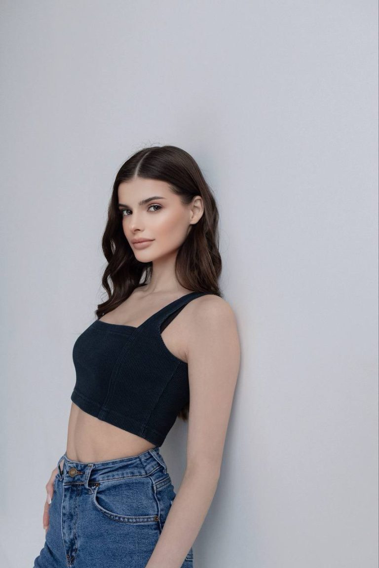 Проститутка Рената - грудь 2, рост 171 см, вес 52 кг, цвет волос Брюнетки, национальность Славянки